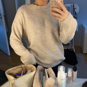 Stickad tröja  - Beige fin stickan tröja, stolek S