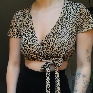 Trendig tröja med knytning - Tröja från H&M men den är omsydd så ingen kommer ha en likadan tröja som dig! Använd några gånger men den är fortfarande i bra kvalitét!