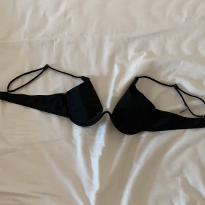 Svart bikiniöverdel - Supersnygg svart bikiniöverdel från Shein, passar dig med A-B kupa 🖤