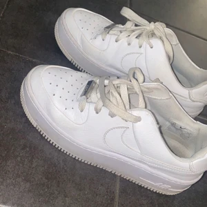 Snygga Nike air force 1 - As snygga Nike skor i modellen air force 1 sage Low, använt några få gånger och är i väldigt bra skick, nypris 1200, BUD på 650
