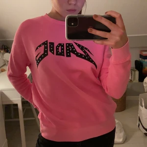 Zadig sweatshirt⚡️ - Säljer denna mycket coola tröjan från Zadig & Voltaire :) Kommer den deras barnavdelning och är i storlek 14 år, men jag i storlek 34 så funkar den toppen 👍🏼 Nypris: 1000 kr