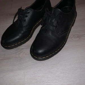 Dr martens skor  - Använda en gång, mycket fint skick. Säljer för att dom inte används. 