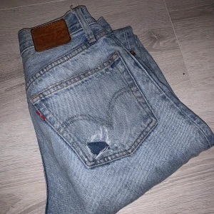 Levis 501 - Säljer mina favorit jeans för dem är för små. Dem är lite kortare i modellen så slutar vid fotleden ungefär. Storlek w24/l26 