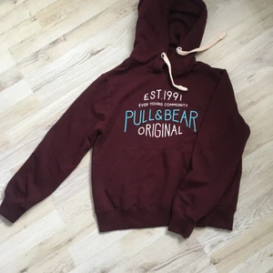 Hoodie från pull and bear - En hoodie i bra skick, vinröd 