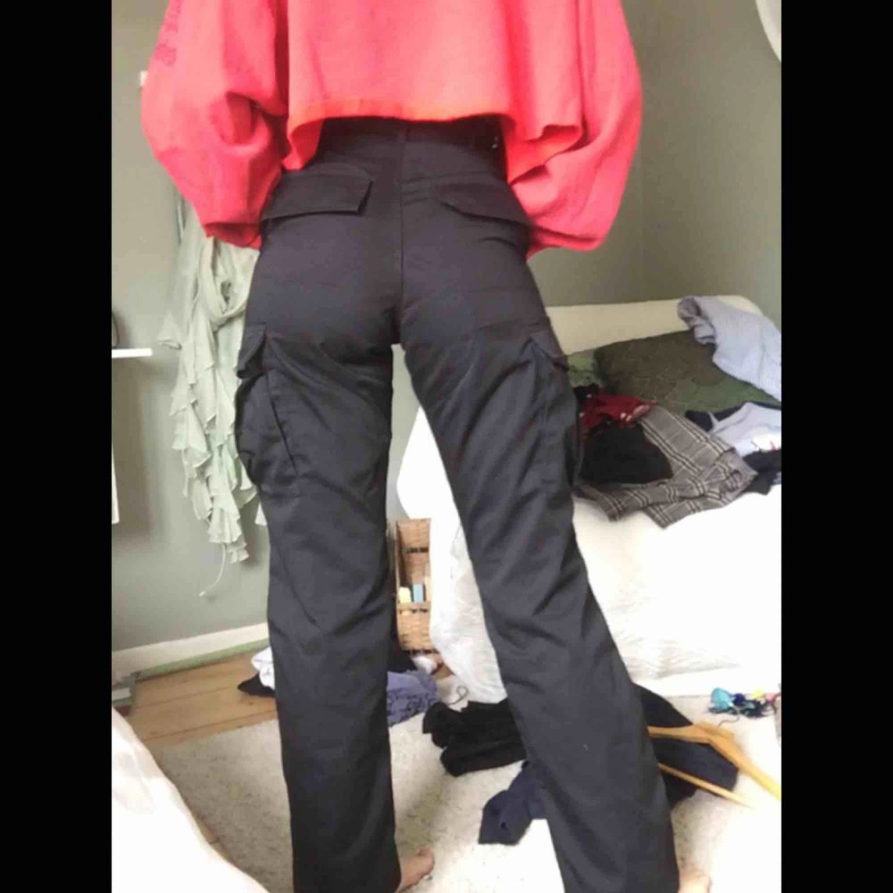 Svarta cargo byxor med fickor i sidan från brandy Melville i one size fits all ( 😒) men passar bara XS-M. Frakt ingår ej i priset. Jeans & Byxor.