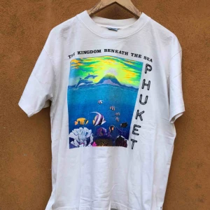  - Turisttröja Phuket från 90-talet. Sitter som medium / liten large 