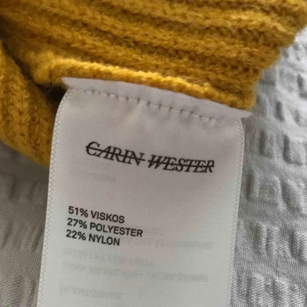 Helt oanvänd fin tröja från CARIN WESTER. Ordinarie pris 399kr. Skön.. Tröjor & Koftor.