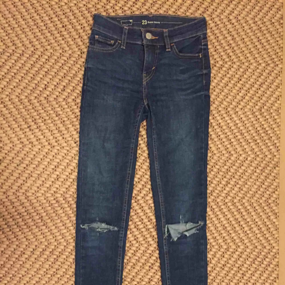 Jeans från Levis. Modellen super skinny och storlek 23. Delar på frakten.. Jeans & Byxor.