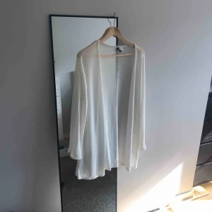  - En lite längre kofta från HM. Fint skick. Köparen betalar frakt