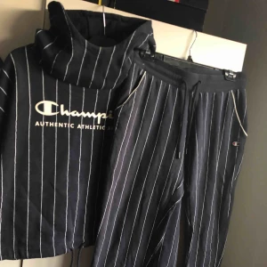 - Mörkblå Champion set. Jätte skönt och snyggt. Storlek M i både tröja och byxor. Använt väldigt få tal gånger. Köpt från sneakers point. Sänkt pris!