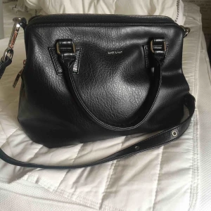  - Väska från Matt & Nat Vegansk läder!   Nypris 699kr Mitt pris 415kr  Mycket bra skick! Använd fåtal gånger   inklusive frakt!! 