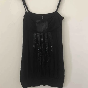  - Festligt linne med paljetter 