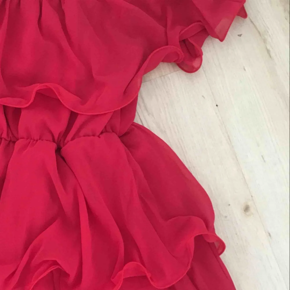 Helt ny röd sommar klänning! (Priset kan diskuteras). Klänningar.