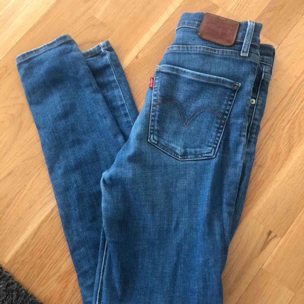 Skinny Levis jeans. Använda ett par gånger men är i bra skick:) storlek 28, som en medium ungefär! Kan mötas upp i Sthlm eller frakta. Frakten tillkommer. Jeans & Byxor.