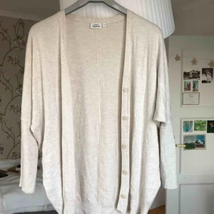  - Supermysig finstickad kofta från Kappahl. Storlek S men passar på mig som vanligtvis har M. Säljs för att jag inte använder den så ofta.