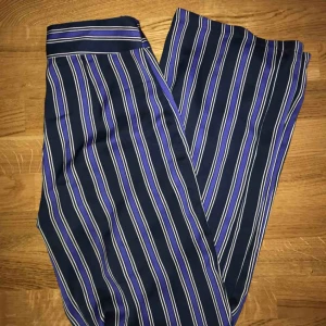  - jättefina byxor från Bikbok, säljes pga inte min stil längre💕 köparen står för frakten🤗