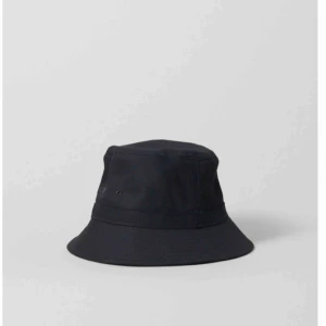  - Helt oanvänd bucket hat från weekday! Köptes för 150 kr, och säljes pga ångrade mig men tog inte kvitto. 💕 (skriv för fler bilder)