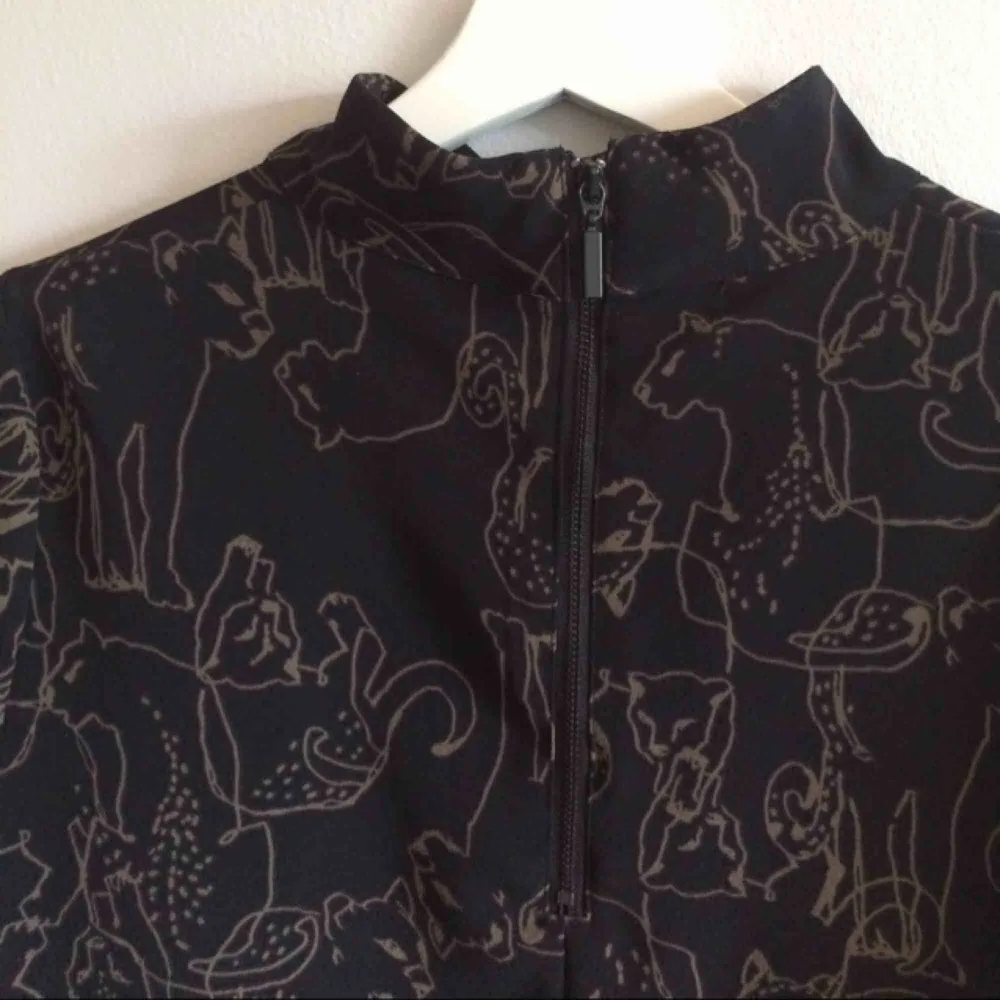 Poloshirt, köpte den för 3 år sen på ginatricot, använt en gång, polyester. Blusar.