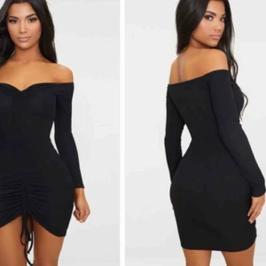  - svart klänning, aldrig använd med prislapp kvar. Säljs pga fel storlek. Köptes som 36, men är mer som XS. 