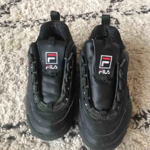  - filaskor storlek 36, använda ganska flitigt förra vintern men sen dess varit orörda. har tagit skosnörerna till ett par andra skor :’) kan mötas upp i Göteborg annars skickar jag dom gärna men köparen står för frakt 