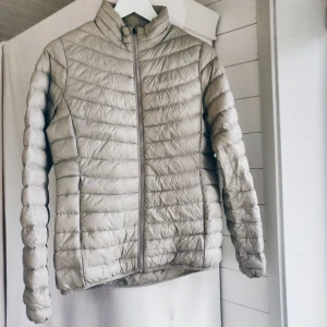  - Nästintill oanvänd lättviktsdunjacka från everest. Inköpt för ett år sen för 800 kr. Önskar få 450 kr för den då den som sagt nästan aldrig är använd.🌟 Ser skrynklig ut på bilderna för att den legat i sin förvaringspåse sen jag köpte den. slätar ut sig när den fått hänga ett tag. 500 inklusive frakt, vid snabb affär kan priset förhandlas men inga skambud🥰