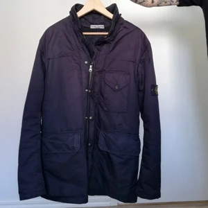  - Jacka ifrån Stone Island. Innerfoder och varmare modell. Passar bäst till höst/vinter.  Bra begagnat skick. 