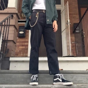 Dickies - Dickies 874 work pants, helt nya och oanvända! Första bilden visar passform, den andra visar färgen (är inte hemma och kan ta bild atm). Säljer då jag har två andra i samma modell och nästan samma färg. Storleken är som en europeisk 36a. Benen slutar precis ovan foten på mig som är 167 cm lång, är väldigt snygga att vika upp också! Nypris var ca 700
