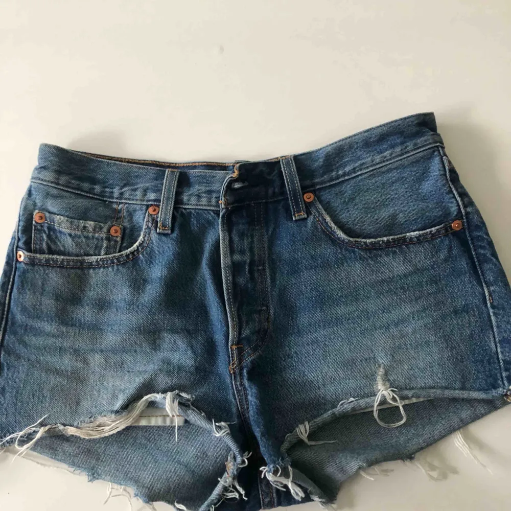 Jättesnygga Levi’s shorts , väldigt fin passform, storlek 36, använda ett fåtal gånger , jätte bra skick . Shorts.