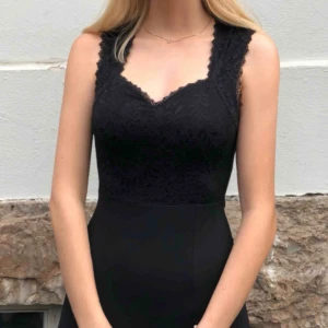  - Svart långklänning med liv i spets! Använd en gång så är i princip i nyskick. 