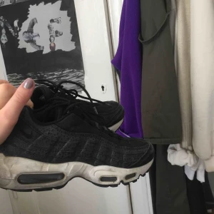  - Säljer mina fina Nike air max 95 för att dom inte kommer till användning då jag har ett par andra liknande. Dessa är svin snygga och sköna. Sulan är lite smutsig men går nog bort om man tvättar dom:) 