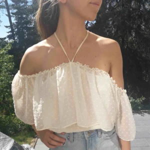  - Vit off shoulder topp från &Other Stories. Sparsamt använd.