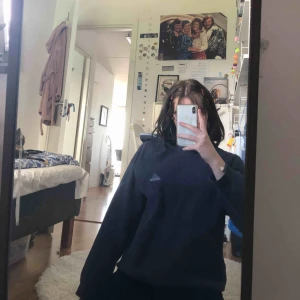  - Adidas hoodie 🐥Passar alla storlekar både mig som är S och M/L. En liten slitning vid halsen men syns ej när man har på sig den. Om någon är intresserad kan ja självklart skicka bild på de som är slitet :-)  Frakt ingår i priset :)
