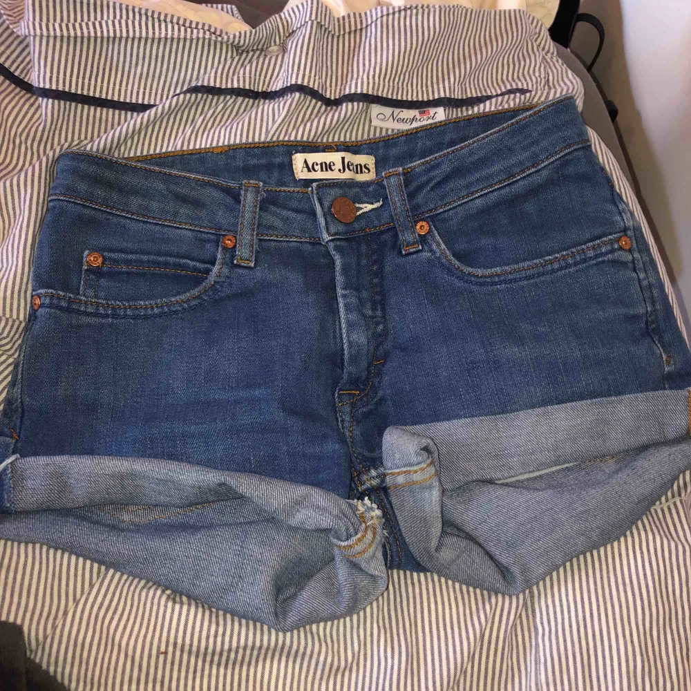 Super snygga jeans shorts från acne jeans. Priset kan diskuteras vid snabb affär. Säljer på grund av att dom aldrig kommer till användning. . Shorts.