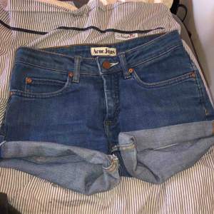 Super snygga jeans shorts från acne jeans. Priset kan diskuteras vid snabb affär. Säljer på grund av att dom aldrig kommer till användning. 