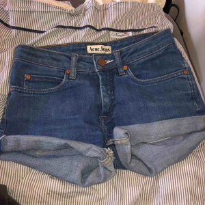  - Super snygga jeans shorts från acne jeans. Priset kan diskuteras vid snabb affär. Säljer på grund av att dom aldrig kommer till användning. 