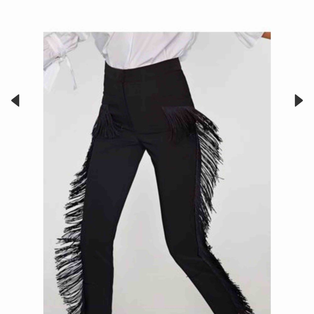 Svarta byxor med fransar från Zara | Plick Second Hand