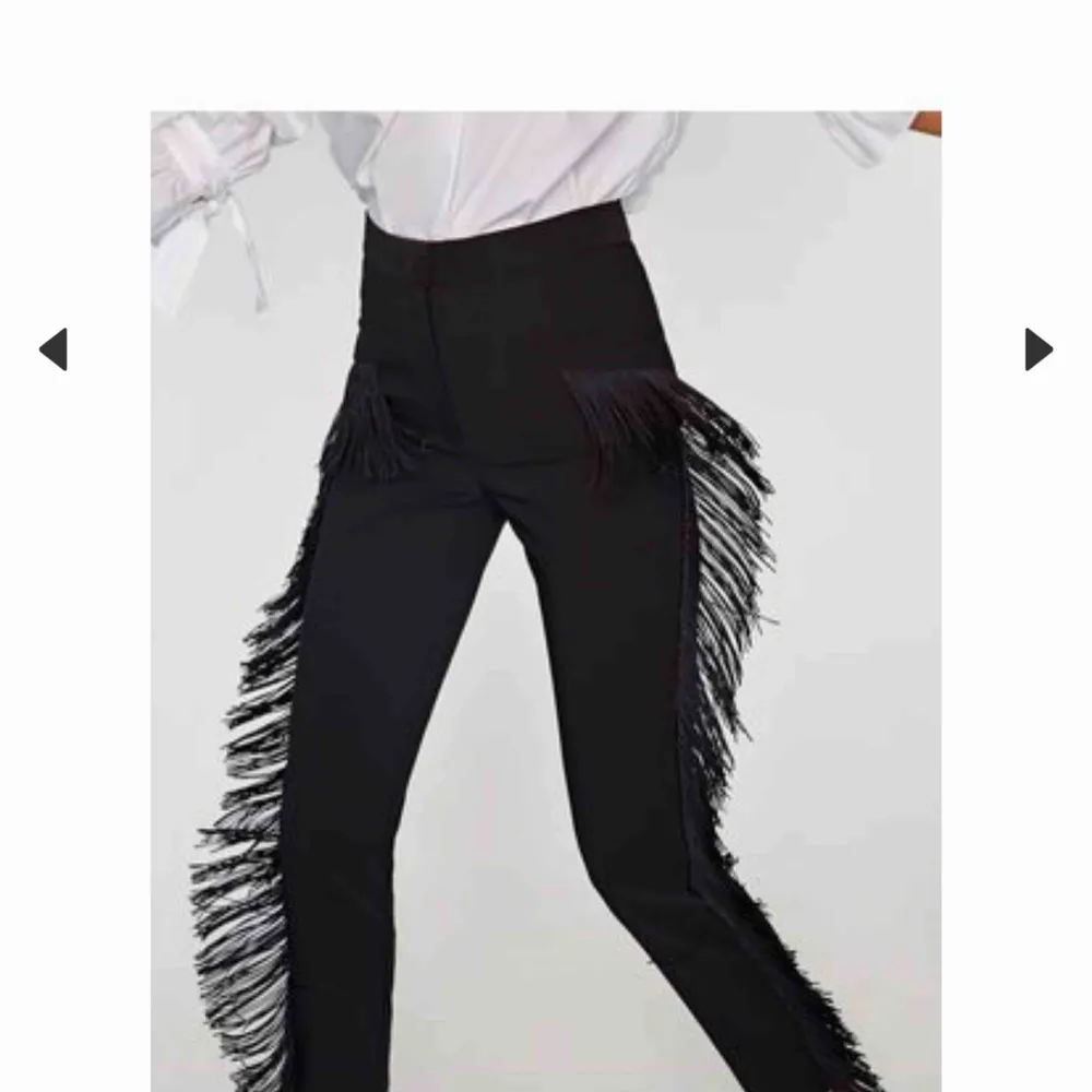 Svarta byxor med fransar från Zara, kostat 400. Helt nya. Finns att hämta i göteborg samt Mölndal annars står köpare för frakt. Jeans & Byxor.