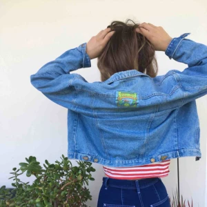  - Säljer världens snyggaste jeansjacka! Den är lite croppad och oversized i superbra kvalitet🦋 Jag på bilden är typ XS-S 