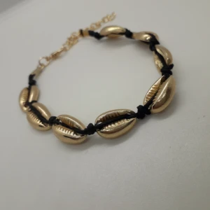  - ☆Trendigt snäckarmband☆ Går att ha som fotlänk då skysterbart Frakt: 9:-