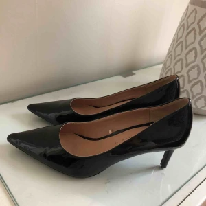  - Klackskor från Zara strl 39. Endast använda vid ett tillfälle inomhus - så de är i nyskick! Klackhöjd ca 6 cm.  Finns i Göteborg men kan också skickas. Isåfall tillkommer fraktkostnad.