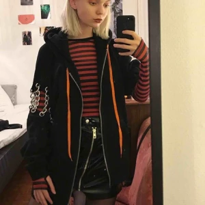  - Oversized hoodie från dollskill!! Sjukt snygg men har tyvärr inte användning för den. Pris kan diskuteras! Köparen står för frakten ❤️ köpt för 700