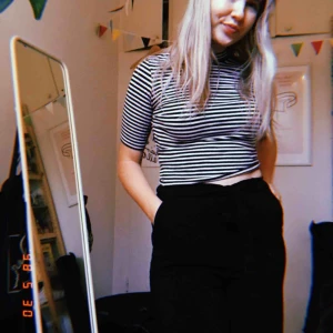  - Randig croptop med trekvartsärmar och halvpolokrage från monki. Jag bjuder på frakten!