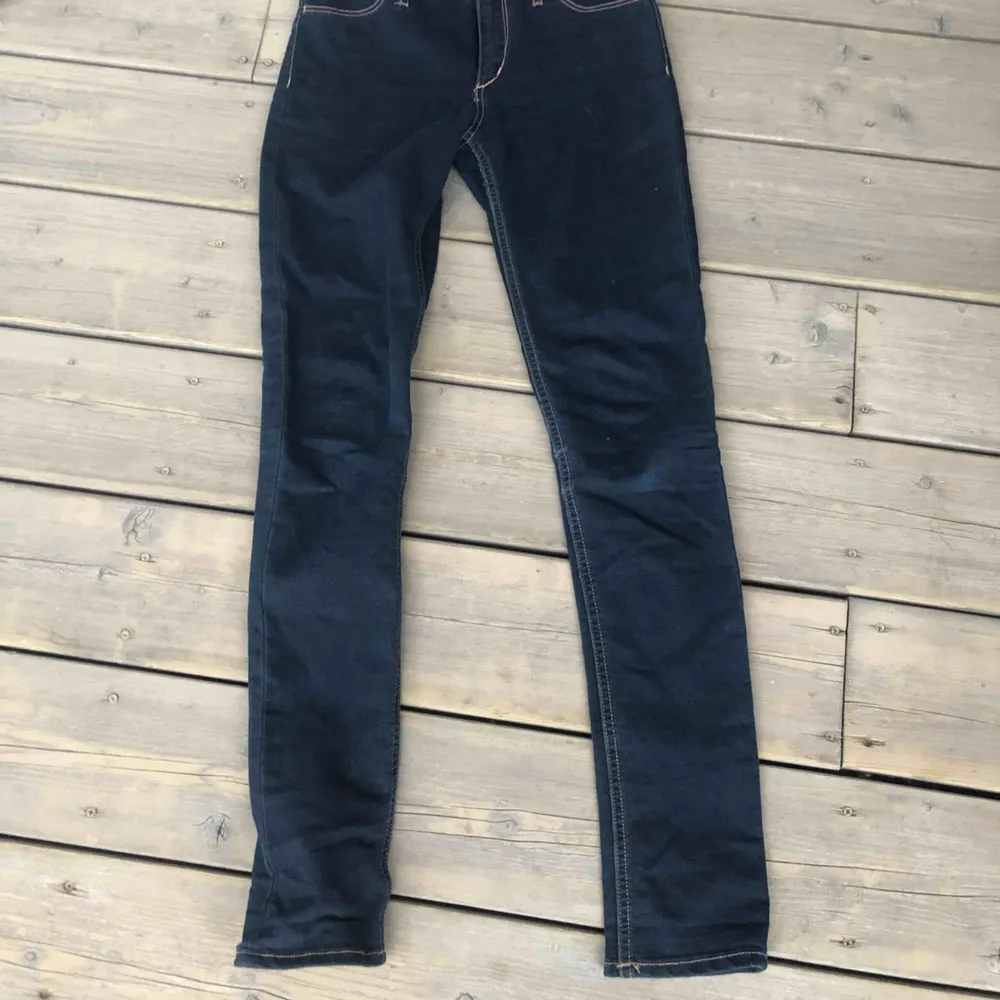 Jeggings/jeans Mörkblåa.. Jeans & Byxor.