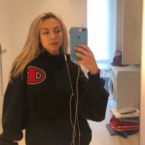  - säljer vintage champion hoodie pga använder ej! är en S och den är en XL så den är najsigt oversize om man gillar se! bekväm och ball som fan