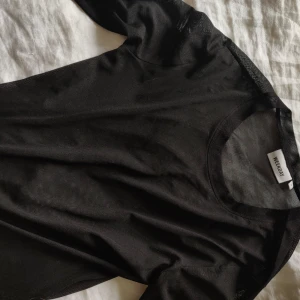  - Långärmad mesh-tröja från weekend, använd 1 gång