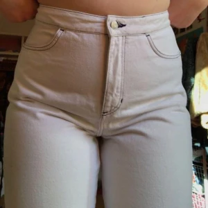  - Säljer dessa vita oanvända jeans med svarta sömmar från weekday! Skulle säga att de snarare är storlek 40! ❤