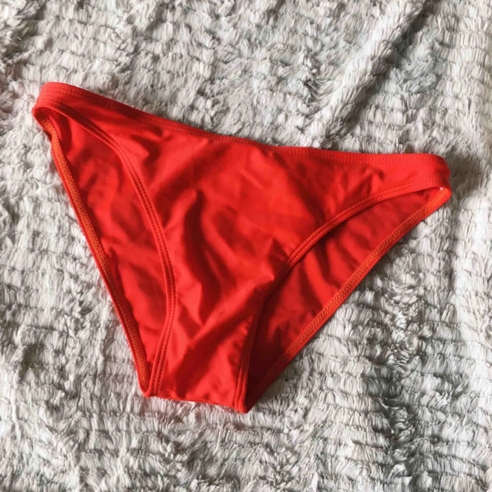 Rödorange bikini som jag inte tyckte passade mig. Helt oanvänd. Står M men tycker den är mer åt S. . Övrigt.