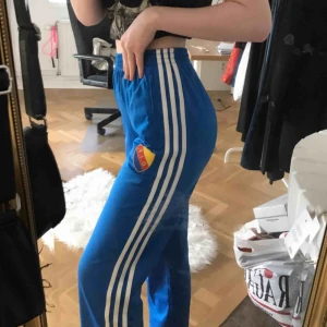  - Blåa Adidasbyxor med D.I.F-märke. Storlek XS men passar även S. Pris kan diskuteras och frakt tillkommer❣️