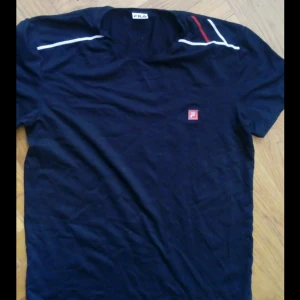  - Snygg äkta fila t shirt, priset kan diskuteras