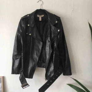  - Svart jacka i läderimitation från Angelica Blick - Nelly Trend. Snygg oversize modell, passar S och M.  Finns att hämta i Hammarbyhöjden eller skickas mlt betalning.